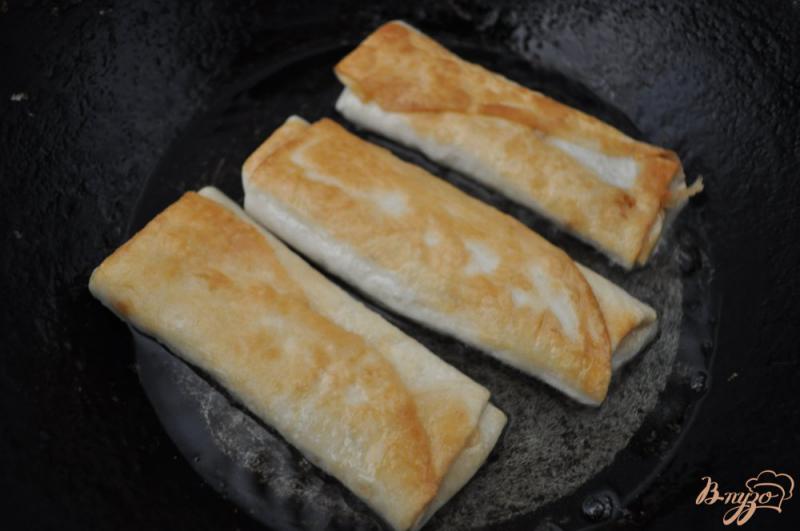 Фото приготовление рецепта: Жареный лаваш с сыром шаг №5