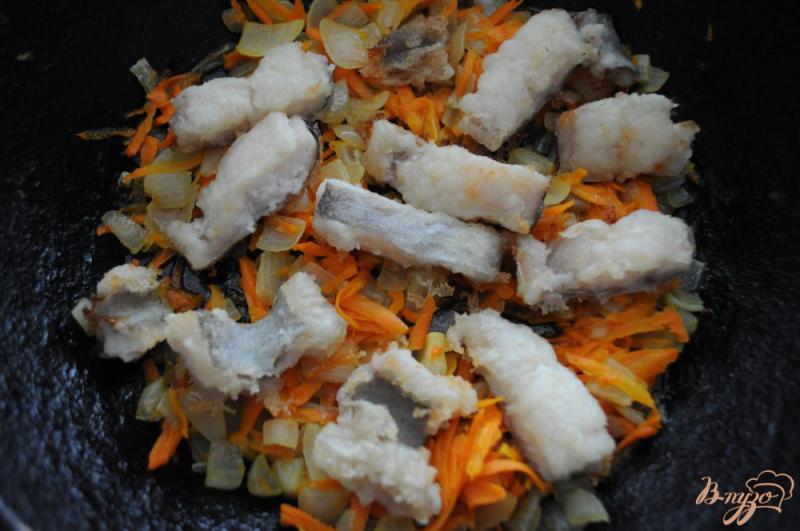 Фото приготовление рецепта: Картофель с хеком запеченный под сыром шаг №3