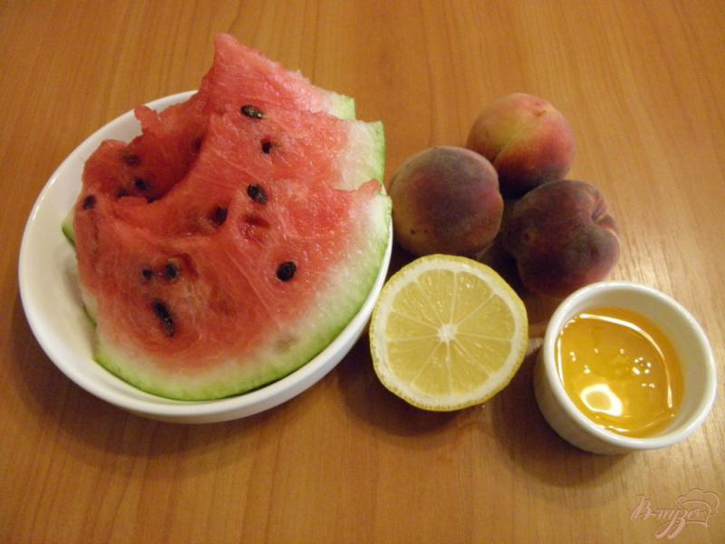 Фото приготовление рецепта: Арбузно-персиковый смузи с лимоном и медом шаг №1