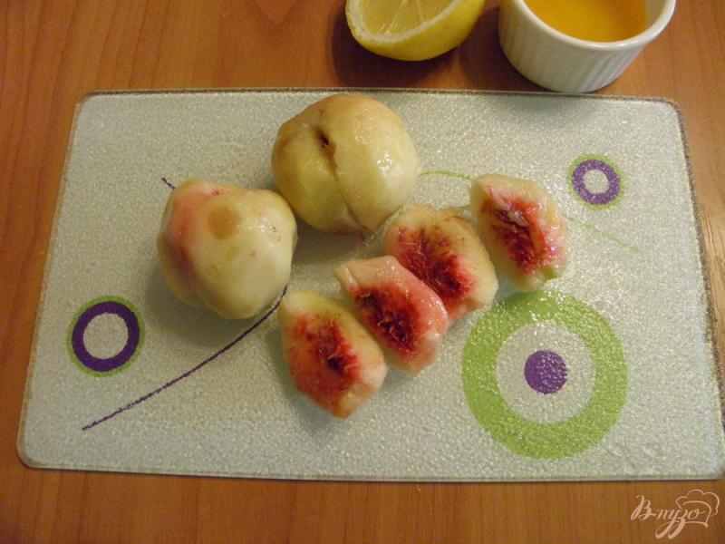 Фото приготовление рецепта: Арбузно-персиковый смузи с лимоном и медом шаг №3