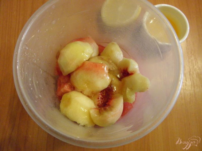 Фото приготовление рецепта: Арбузно-персиковый смузи с лимоном и медом шаг №4