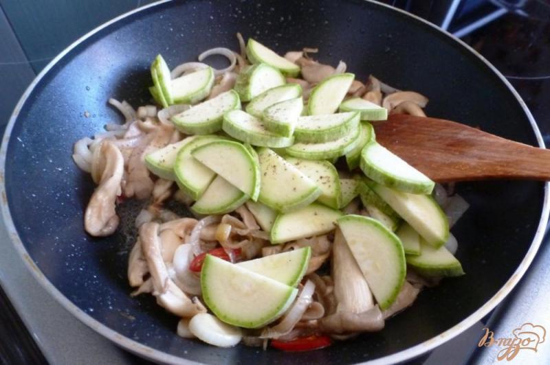 Фото приготовление рецепта: Сельдь с овощами в духовке шаг №4