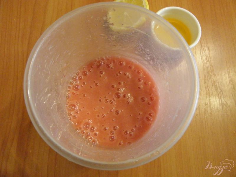 Фото приготовление рецепта: Арбузно-персиковый смузи с лимоном и медом шаг №5