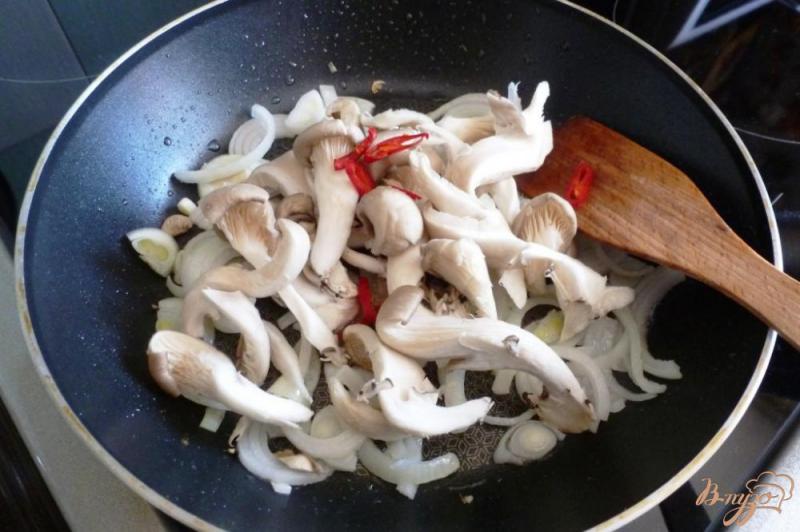 Фото приготовление рецепта: Сельдь с овощами в духовке шаг №3