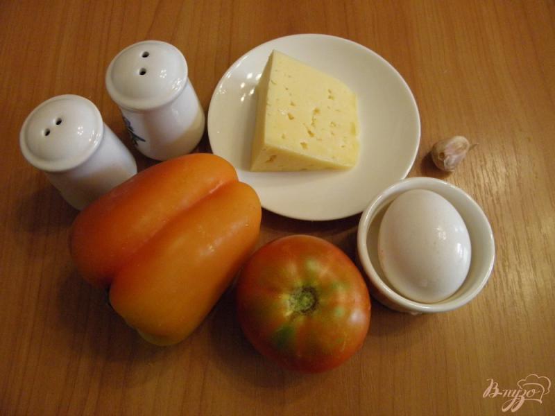 Фото приготовление рецепта: Яйцо с сыром и помидором в перце шаг №1