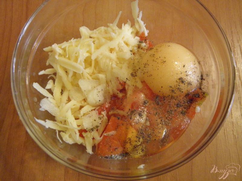 Фото приготовление рецепта: Яйцо с сыром и помидором в перце шаг №5