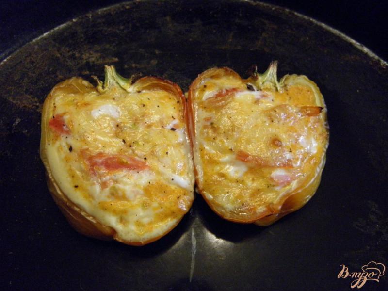 Фото приготовление рецепта: Яйцо с сыром и помидором в перце шаг №8