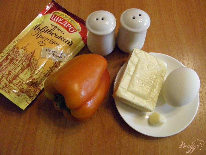 Фото приготовление рецепта: Закуска из перца и сыра с чесноком шаг №1