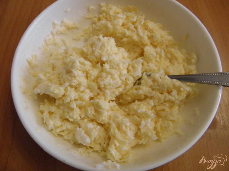 Фото приготовление рецепта: Закуска из перца и сыра с чесноком шаг №3