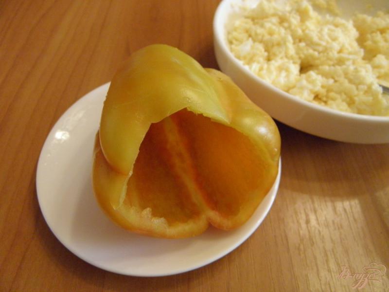 Фото приготовление рецепта: Закуска из перца и сыра с чесноком шаг №4
