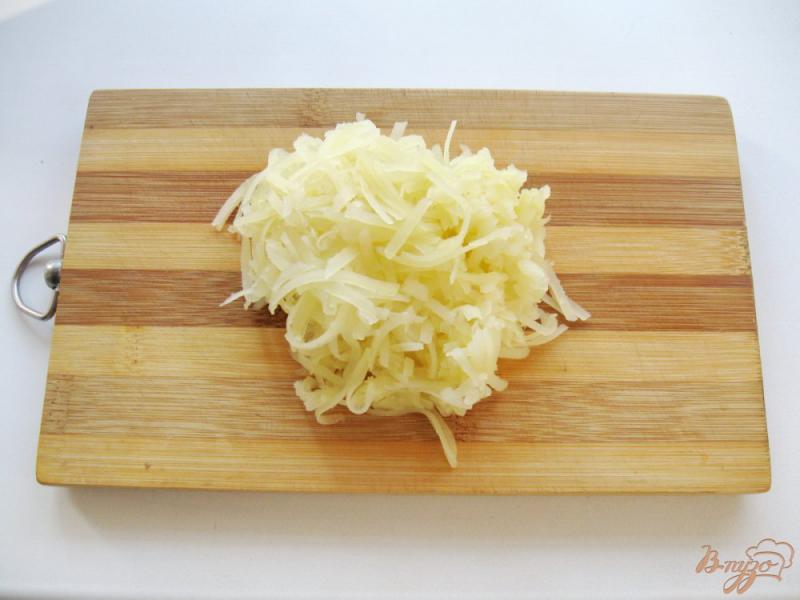 Фото приготовление рецепта: Салат с редькой дайкон и яйцом шаг №2