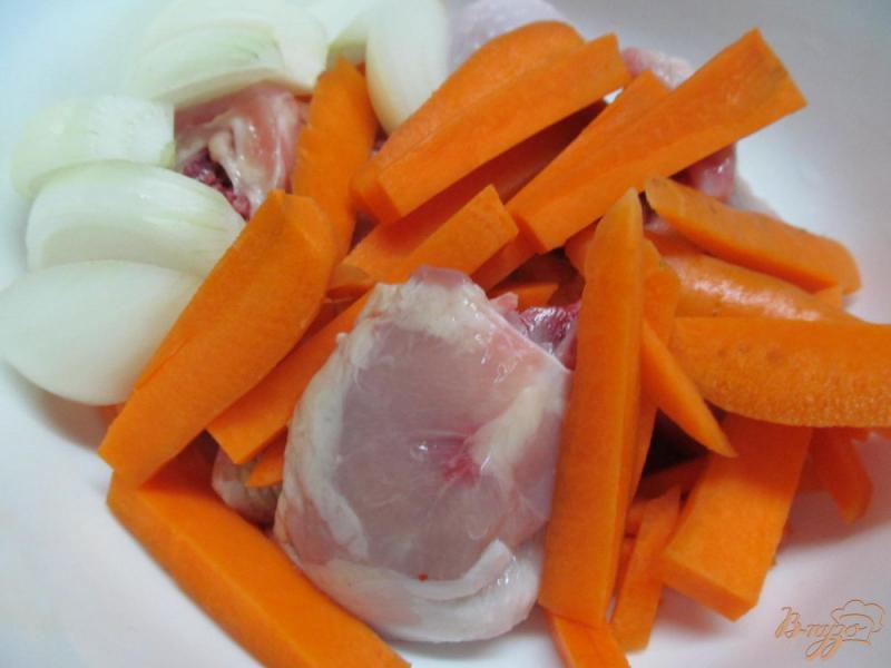 Фото приготовление рецепта: Деревенское блюдо из курицы с картофелем шаг №2