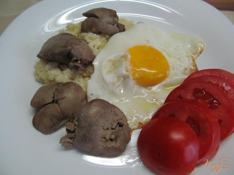 Фото приготовление рецепта: Сытный завтрак из каши с печенью и яйцом шаг №6