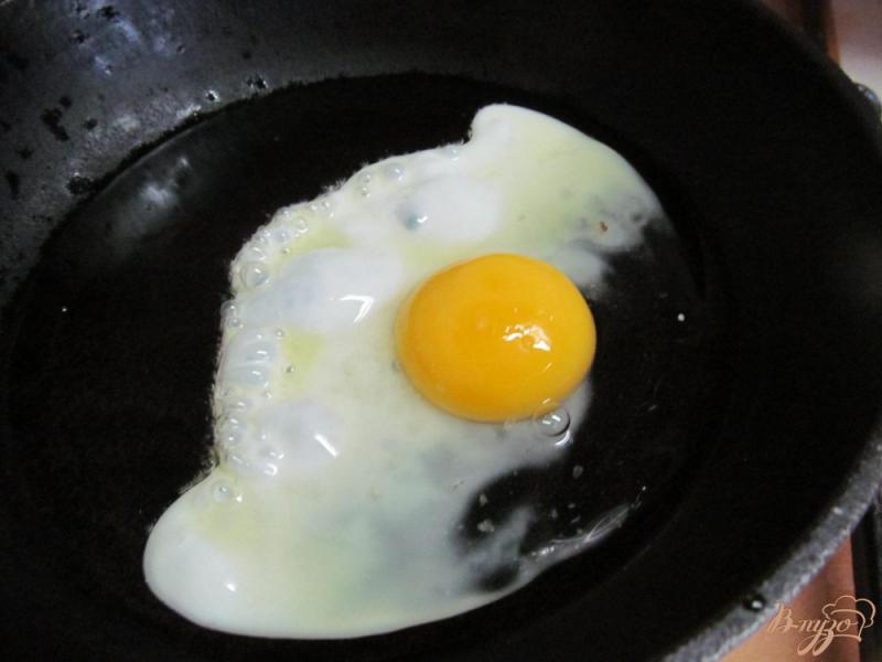 Фото приготовление рецепта: Сытный завтрак из каши с печенью и яйцом шаг №4