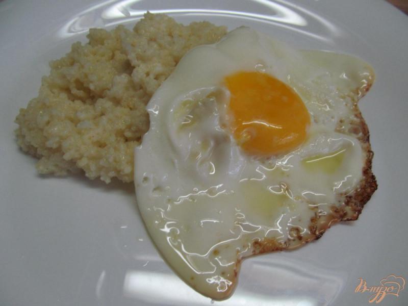 Фото приготовление рецепта: Сытный завтрак из каши с печенью и яйцом шаг №5