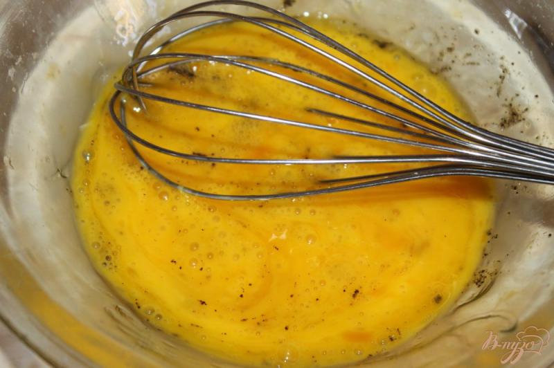 Фото приготовление рецепта: Омлет с колбасками и плавленным сыром шаг №1