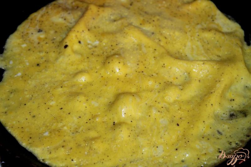 Фото приготовление рецепта: Омлет с колбасками и плавленным сыром шаг №2