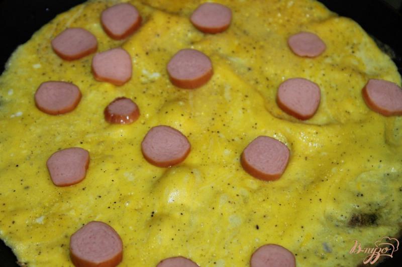 Фото приготовление рецепта: Омлет с колбасками и плавленным сыром шаг №3