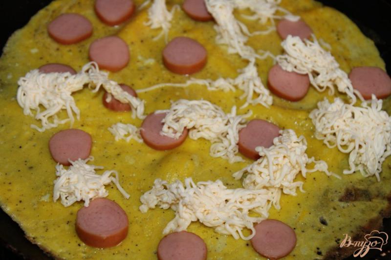 Фото приготовление рецепта: Омлет с колбасками и плавленным сыром шаг №4