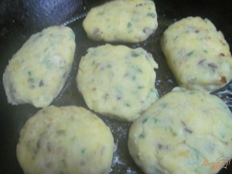 Фото приготовление рецепта: Картофельные котлеты с куриными сердечками шаг №6