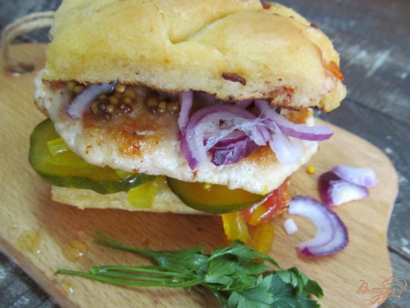 Фото приготовление рецепта: Сэндвич с куриной котлетой на гриле шаг №8