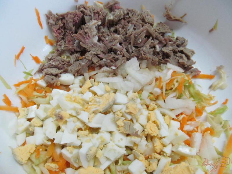 Фото приготовление рецепта: Капустный салат с мясом шаг №2