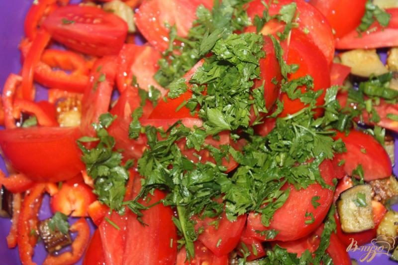 Фото приготовление рецепта: Салат из помидоров, перца и баклажан шаг №5