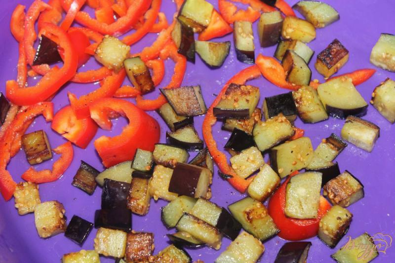 Фото приготовление рецепта: Салат из помидоров, перца и баклажан шаг №4