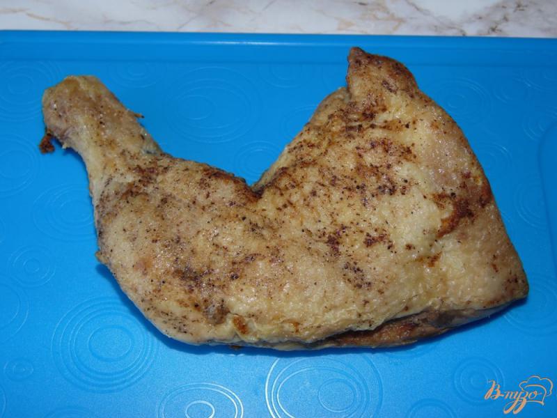 Фото приготовление рецепта: Салат из баклажана с мясом птицы, яйцом и перцем шаг №1