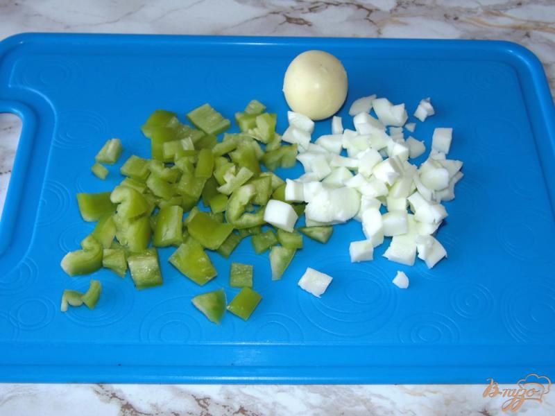 Фото приготовление рецепта: Салат из баклажана с мясом птицы, яйцом и перцем шаг №3