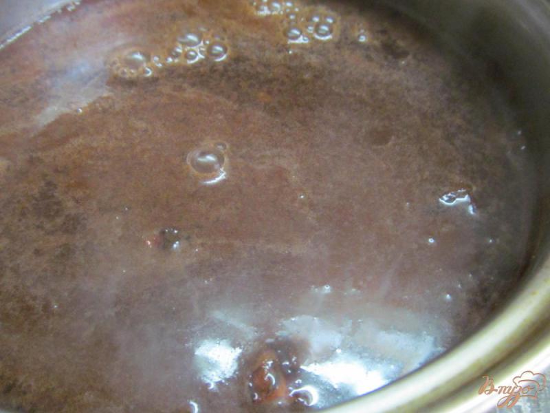 Фото приготовление рецепта: Пряная груша под шоколадом с сыром бри шаг №2