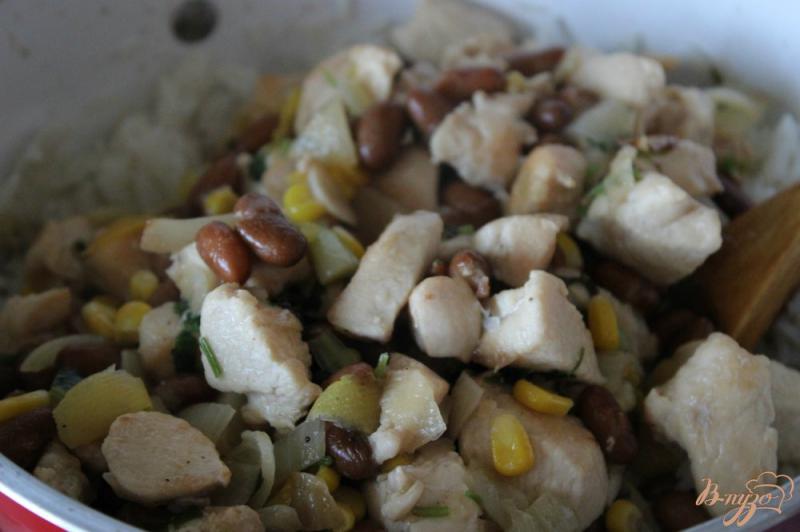 Фото приготовление рецепта: Лимонный рис с курицей, кинзой и фасолью шаг №7
