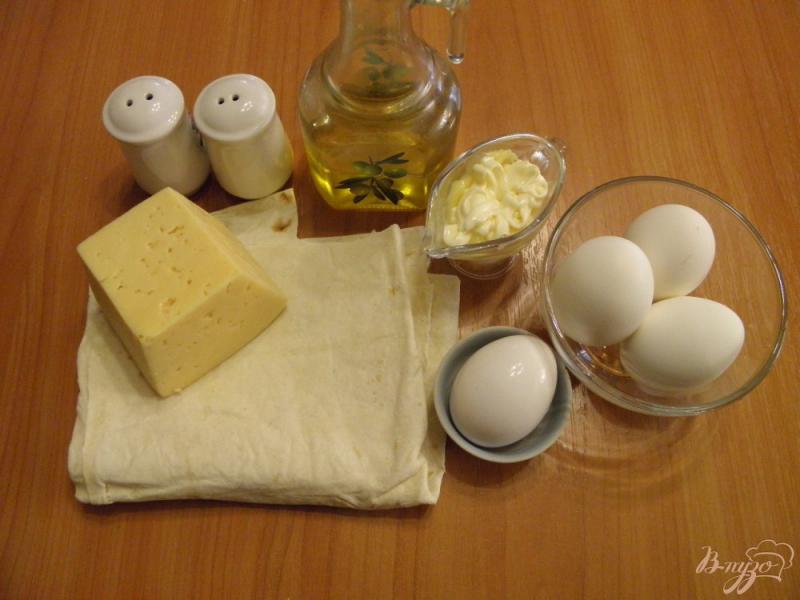 Фото приготовление рецепта: Конвертики с яйцом и сыром шаг №1