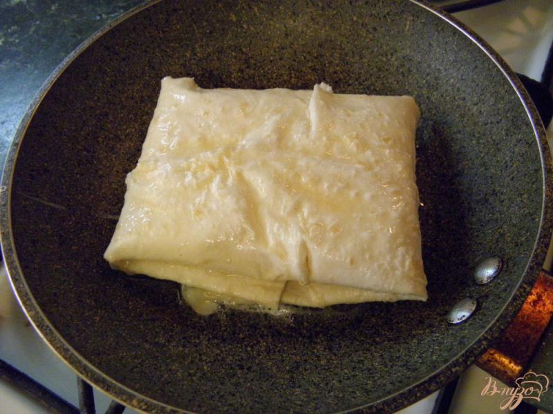 Фото приготовление рецепта: Конвертики с яйцом и сыром шаг №7