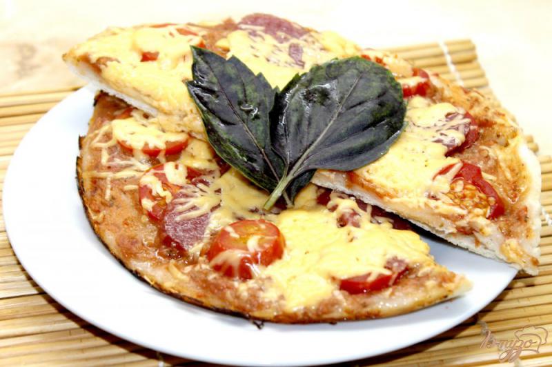 Фото приготовление рецепта: Пицца с салями и помидорами черри в мультиварке шаг №8