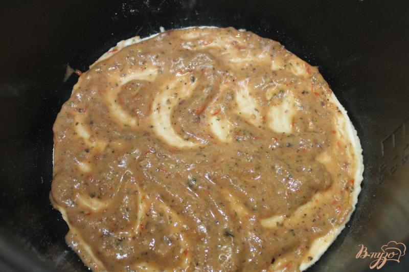 Фото приготовление рецепта: Пицца с салями и помидорами черри в мультиварке шаг №4