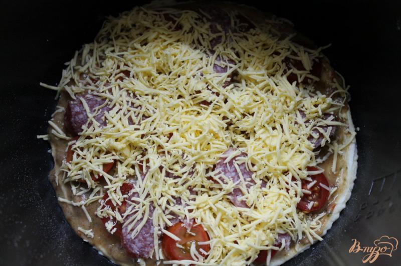Фото приготовление рецепта: Пицца с салями и помидорами черри в мультиварке шаг №7