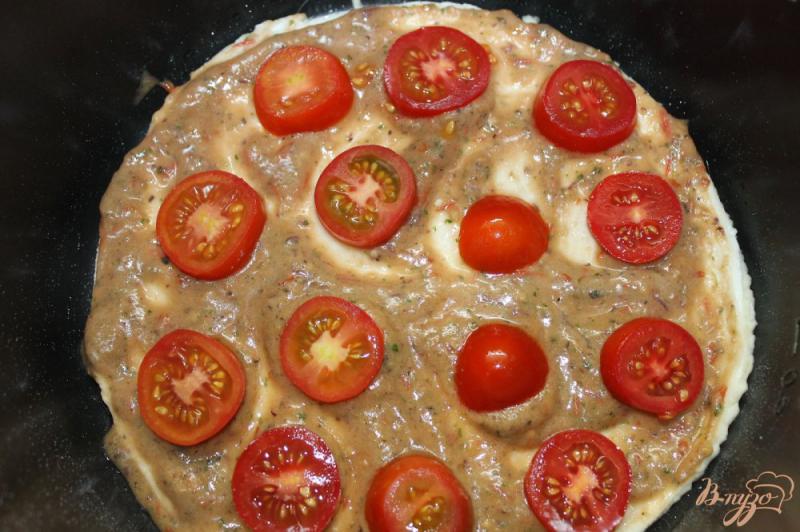 Фото приготовление рецепта: Пицца с салями и помидорами черри в мультиварке шаг №5