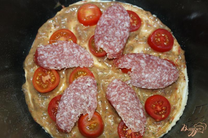 Фото приготовление рецепта: Пицца с салями и помидорами черри в мультиварке шаг №6