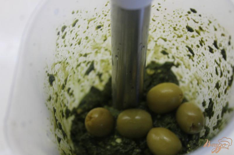 Фото приготовление рецепта: Соус песто с арахисом и оливками шаг №3
