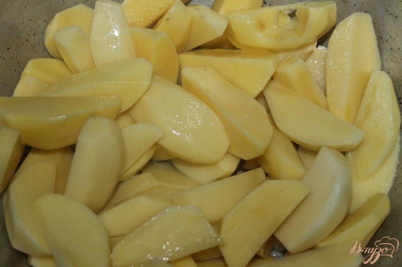 Фото приготовление рецепта: Тушенный картофель с летними овощами шаг №2