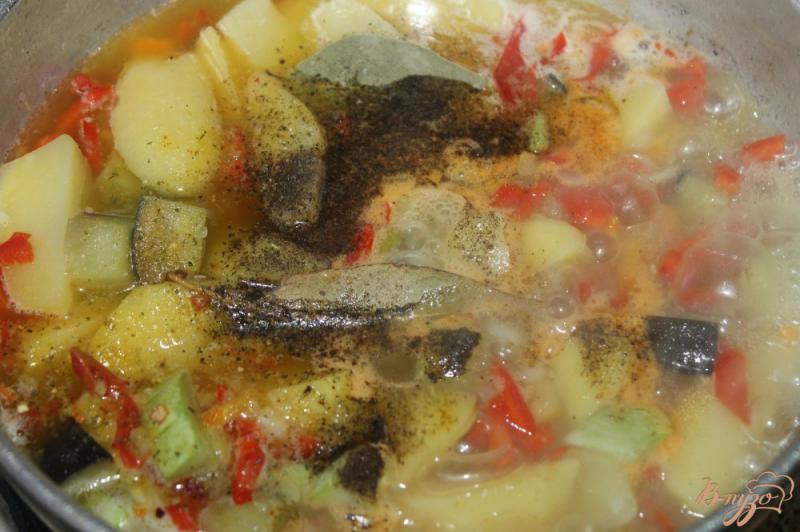 Фото приготовление рецепта: Тушенный картофель с летними овощами шаг №6