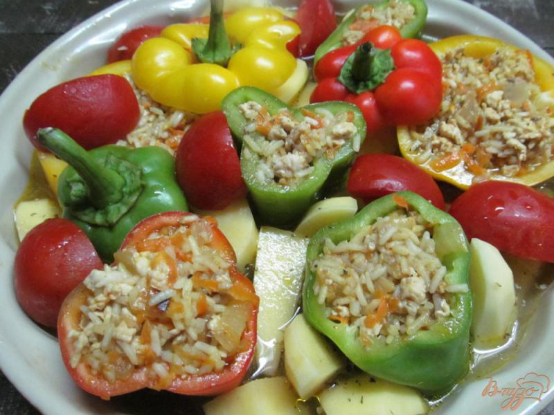 Фото приготовление рецепта: Фаршированные перцы запеченные с овощами шаг №7
