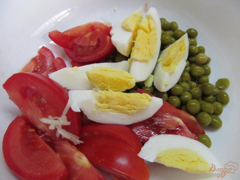 Фото приготовление рецепта: Салат из помидора с горошком шаг №3