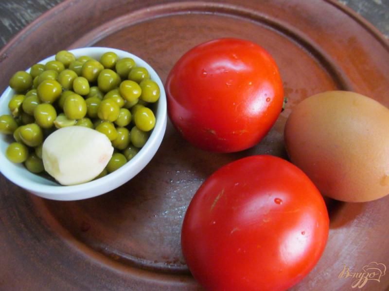 Фото приготовление рецепта: Салат из помидора с горошком шаг №1
