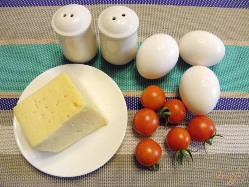 Фото приготовление рецепта: Яйца на пару с помидорами черри и сыром шаг №1