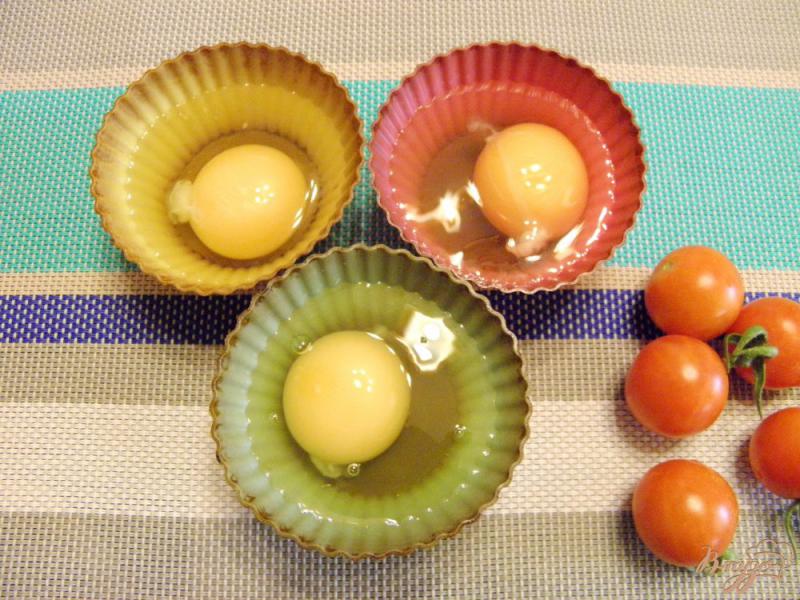 Фото приготовление рецепта: Яйца на пару с помидорами черри и сыром шаг №2