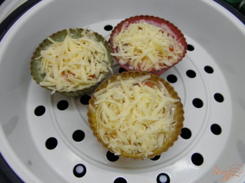 Фото приготовление рецепта: Яйца на пару с помидорами черри и сыром шаг №5