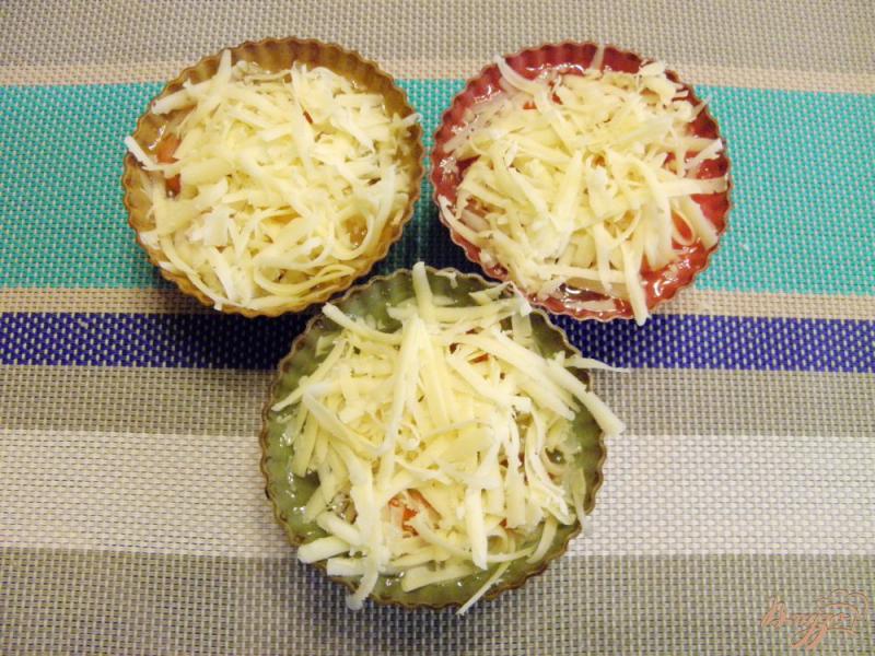 Фото приготовление рецепта: Яйца на пару с помидорами черри и сыром шаг №4