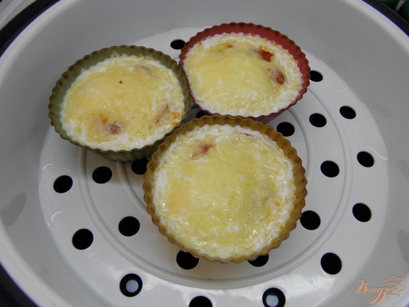 Фото приготовление рецепта: Яйца на пару с помидорами черри и сыром шаг №6